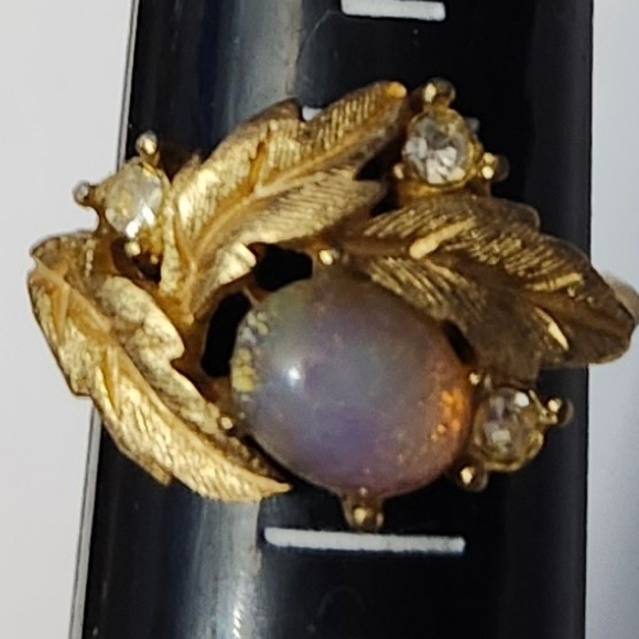Vtg 1972 Avon Fire Flower Opal Gold Tone Ring Size 7 - Picture 1 of 5
